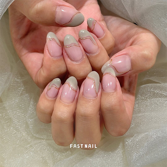 グレーとピンクゴールドラインのニュアンスネイル